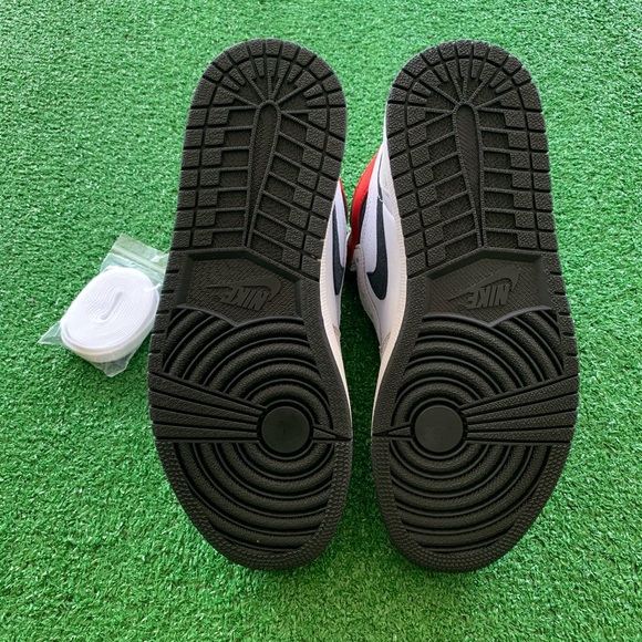 -Edm- 💨 Air Jordan 1 High ‘Light Smoke Grey’ (Sz 9) - Picture 7 of 10